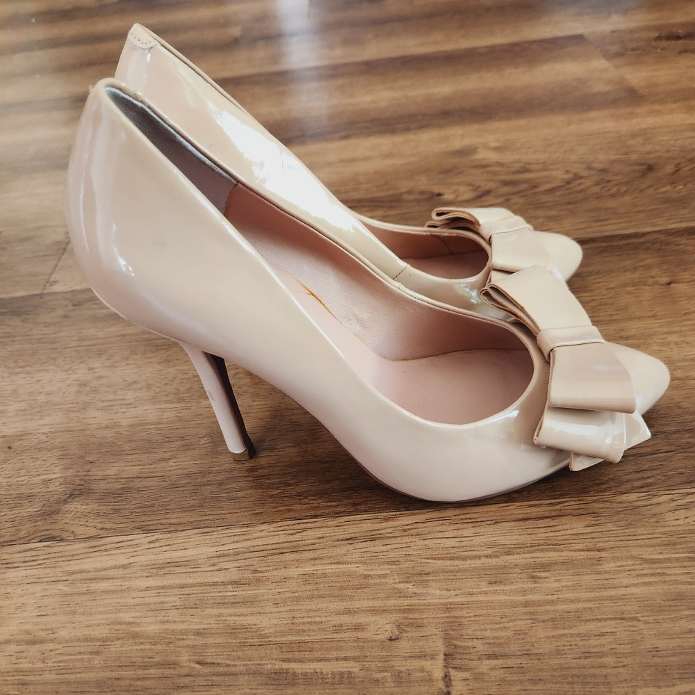 Betsey Johnson "Remixx"  Nude Bow Accent Career Pumps